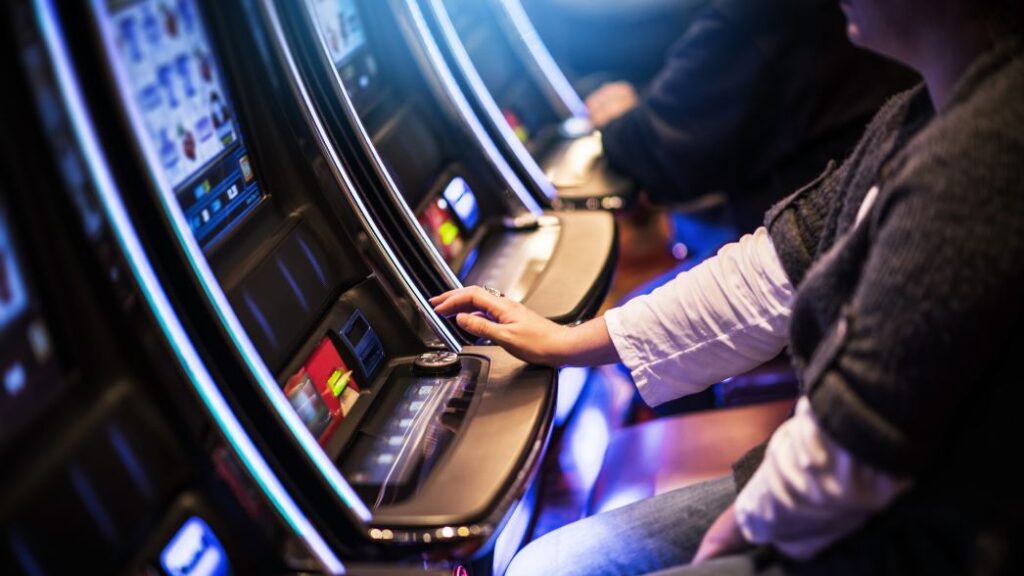 how does a slot game work